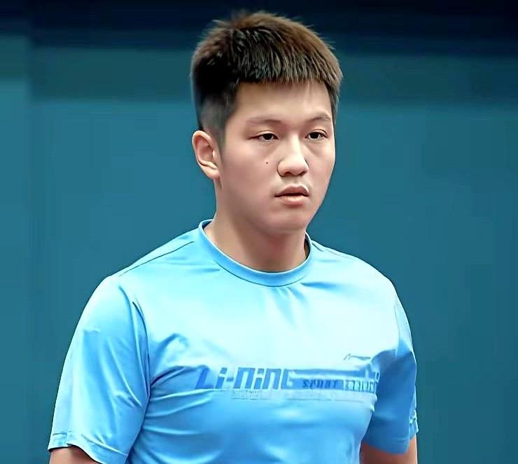 2015年的乖乖仔樊振东也有染头发的时候，还是奉旨染头。[大笑]当年吴指导瞅着