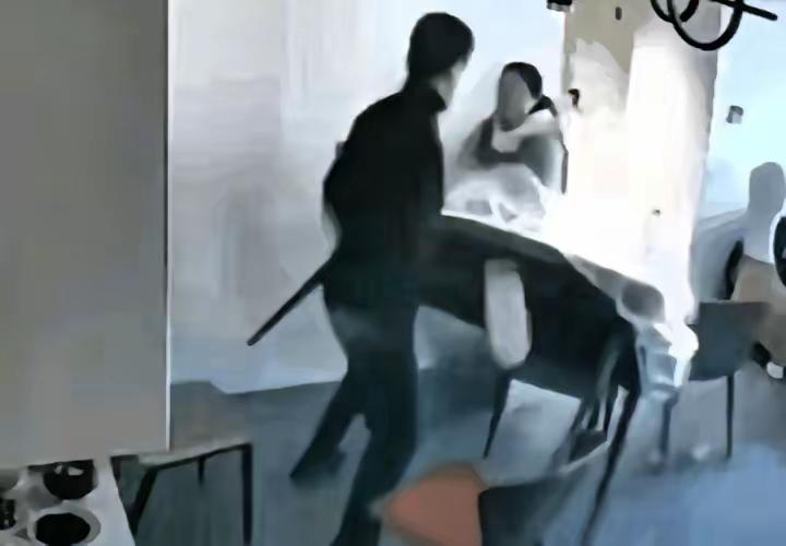 “九年的血汗钱啊！换来一纸离婚协议？”广州某出租屋内，32岁的陈浩攥着皱巴巴的存