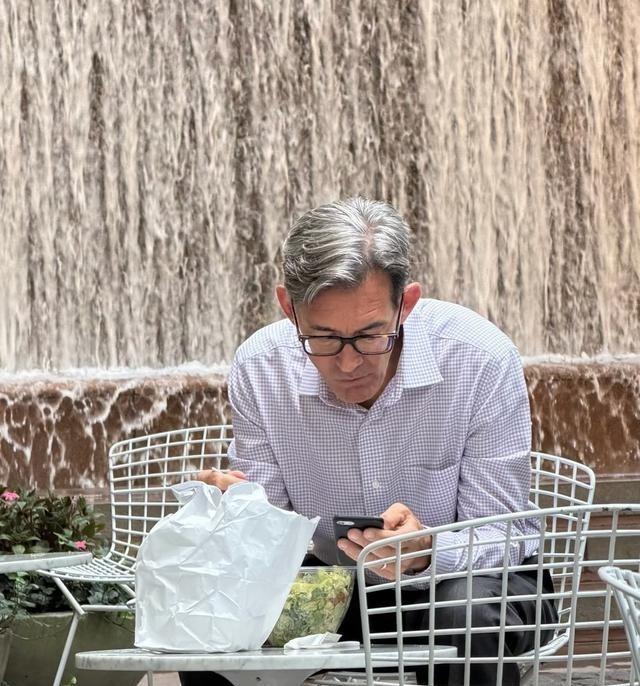 有人开始怀念鲍威尔了，老鲍从联储主席退下来以后几乎没在公众场合说过话。不过他上个