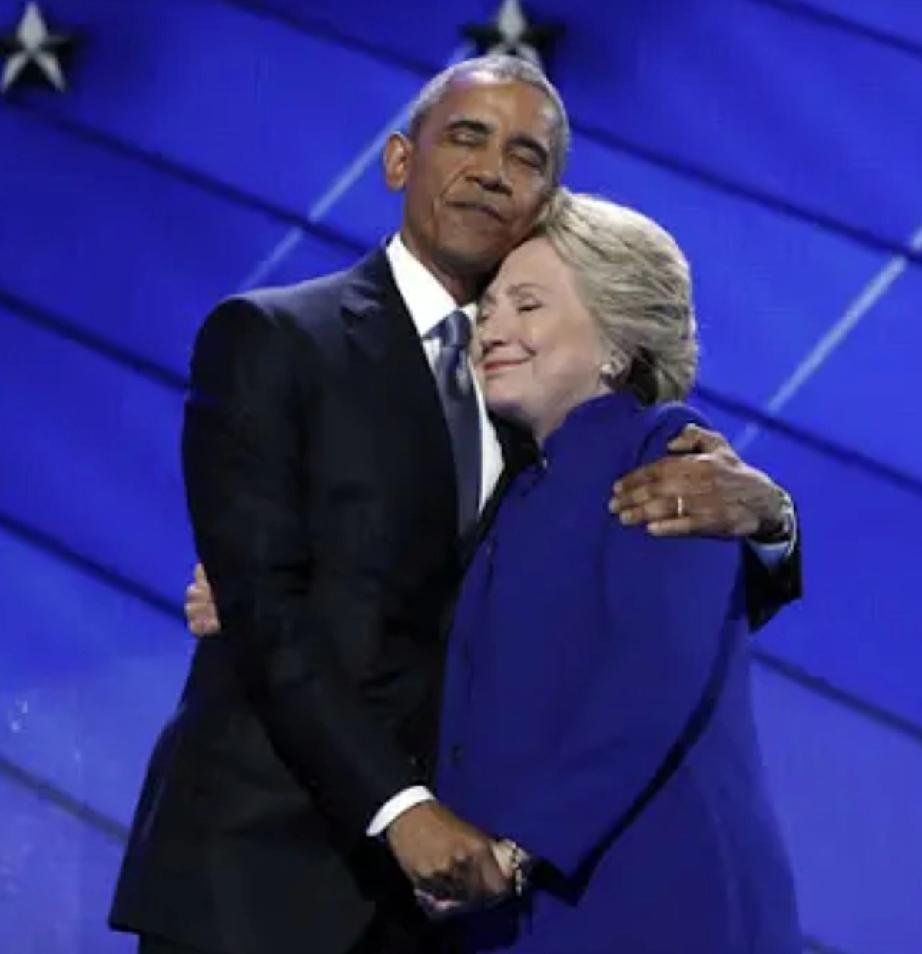 能成为总统团宠的女性，非希拉里莫属。她与奥巴马的深情拥抱，像母子久别重逢；拜