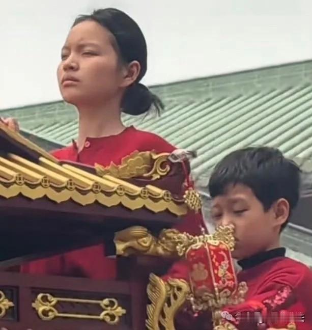 10岁女孩上轿当“新童”：所有的“刚刚好”，其实都是“没规矩”广东湛江的“妈