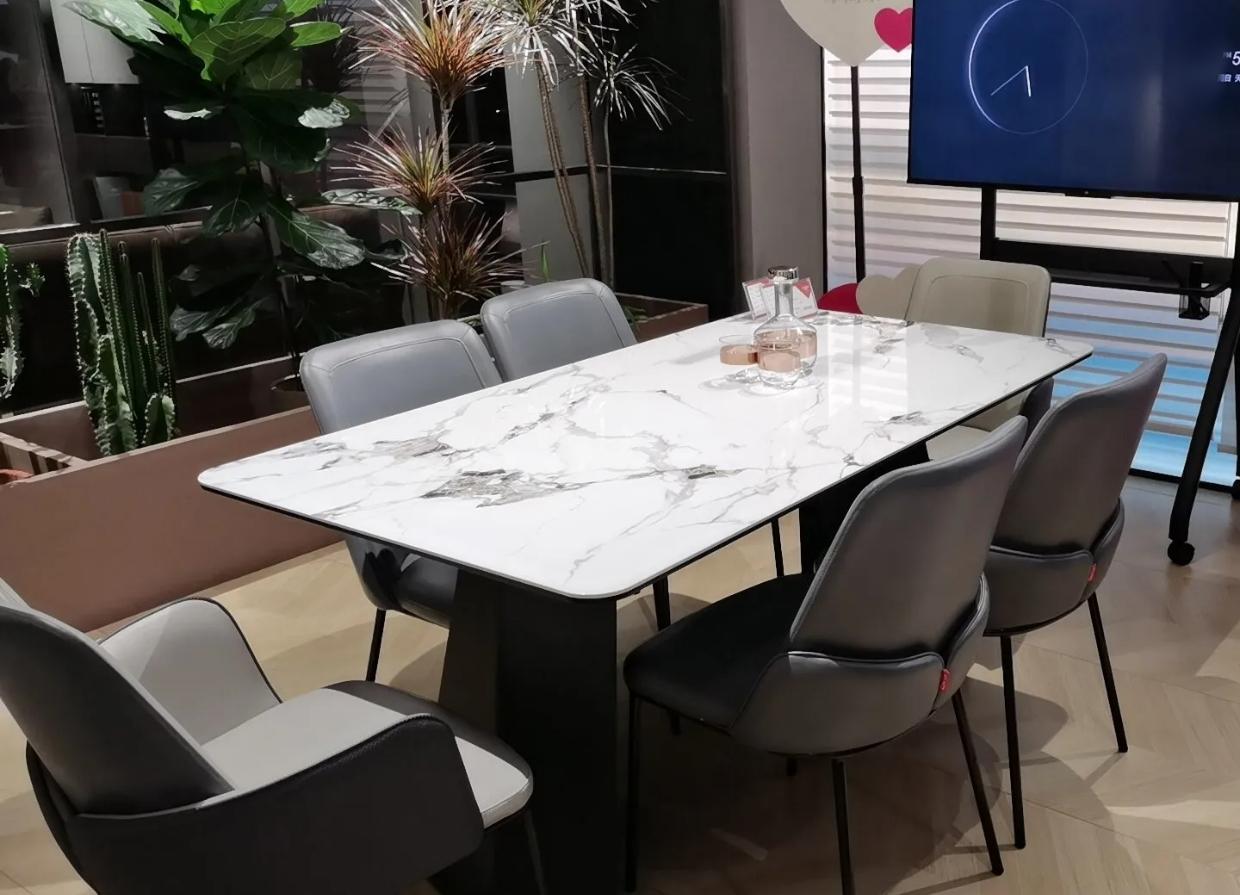 和老公逛卖场一个家具店，一名30多岁的女店员迎面走来，笑着问：“有什么需要的吗？