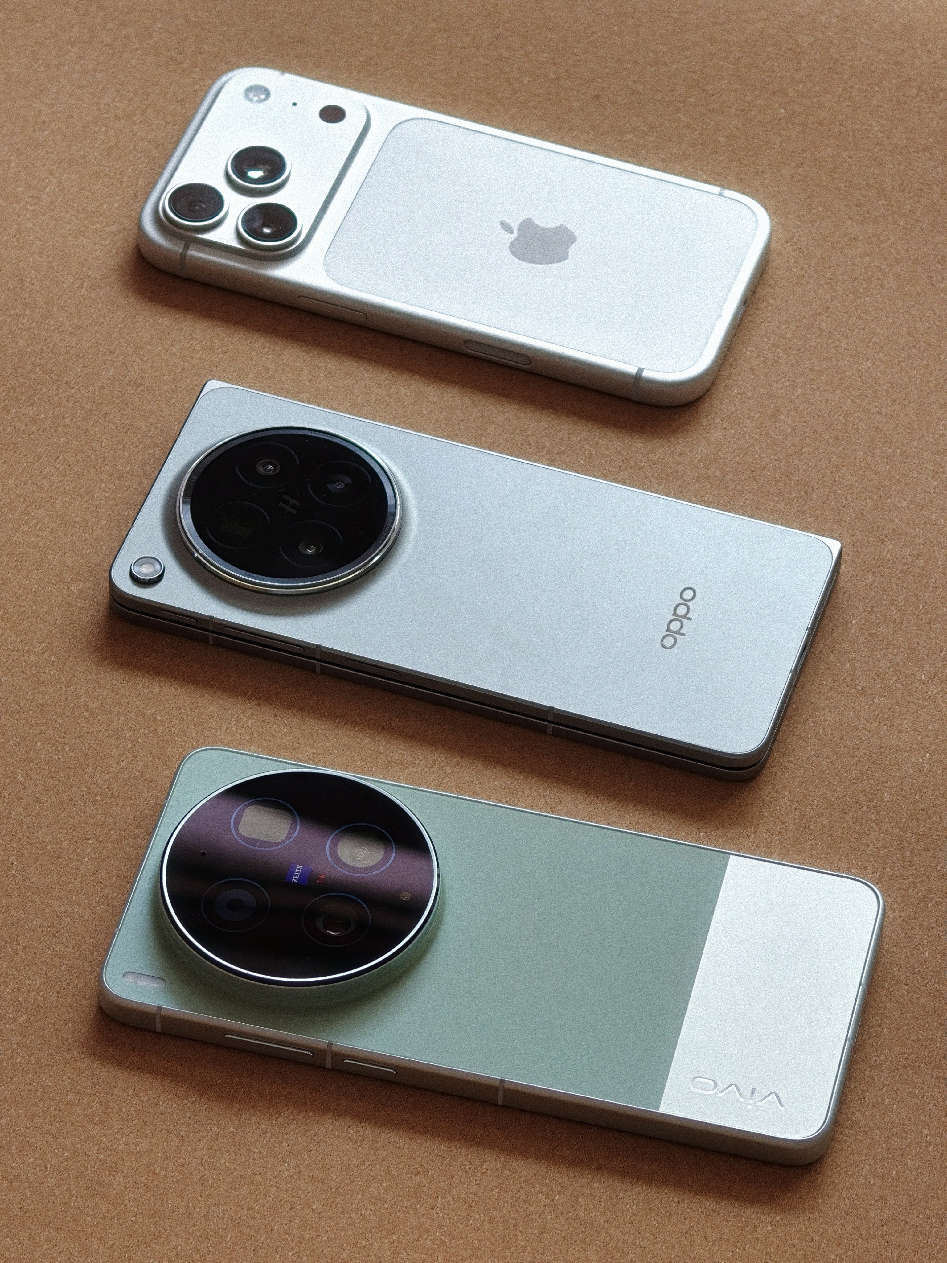 两个微信登录在三台手机上，iPhone登录一个，vivoX300Ultra登