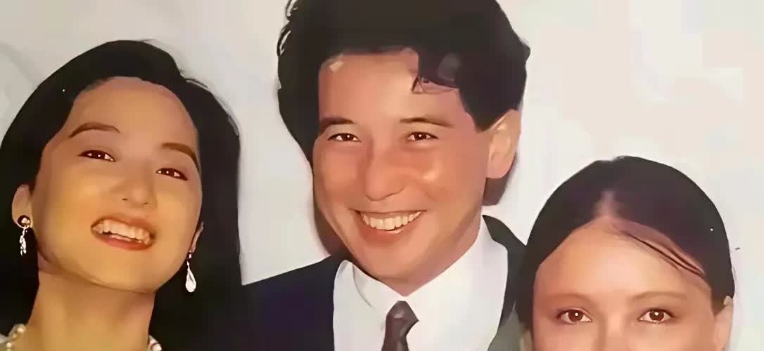 抑郁症真的一眼就能看出来。这是当年秦汉和林青霞邀请三毛为他们写剧本儿时候的合照。