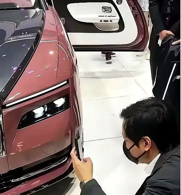 我觉得雷军逛车展研究劳斯莱斯，不是作秀，也不是单纯羡慕豪车，而是