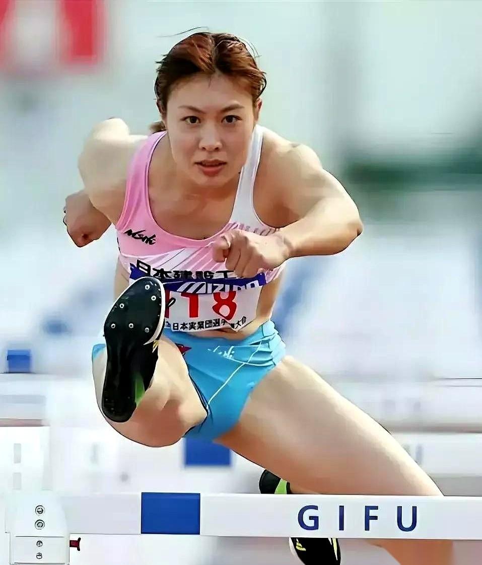 刚刷到一个数据，瞬间人就不困了。女子100米栏，2026赛季到现在的亚洲排名。