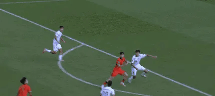 很多球迷说王钰栋没有球权，被撞倒了也不会判点球，但是这种犯规在世界杯上就发生过，