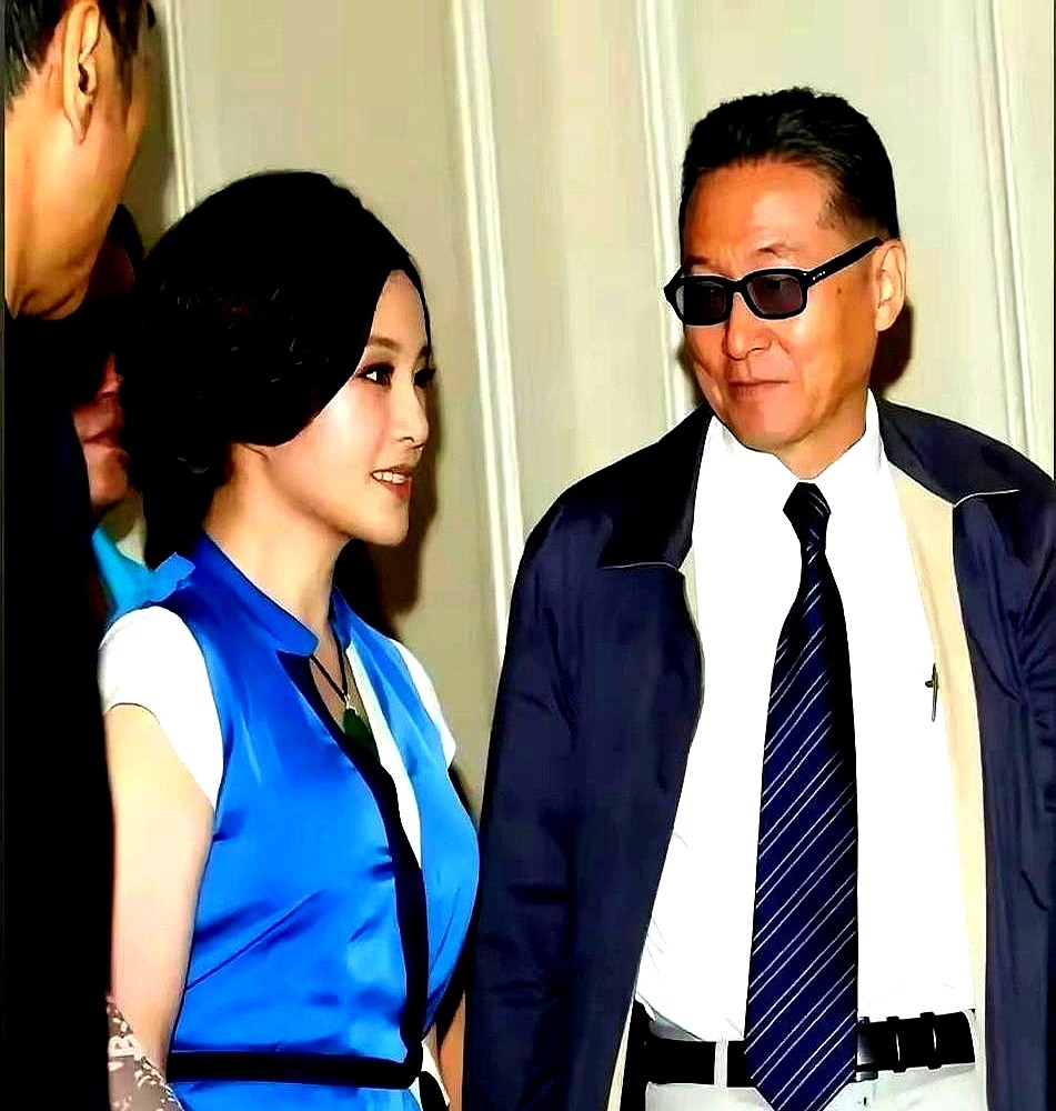 李敖盯着刘晓庆，开口第一句就掀老底：我们都蹲过大牢。空气瞬间凝固。换别人早翻脸了，刘晓庆却端起茶杯，