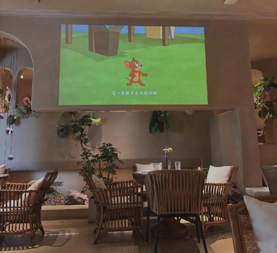 自从娃上了幼儿园，总忍不住对老师好，天冷想塞杯热奶茶，班级缺区角材料自己掏钱买，