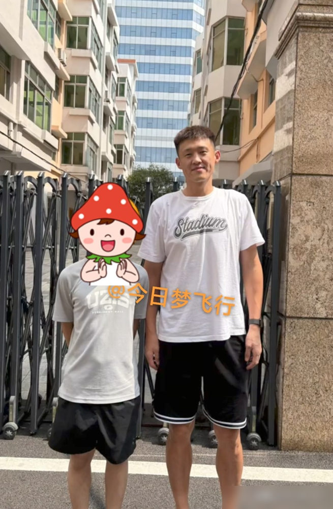 杜锋真敢啊，中秋节别的队都放假，广东队竟然在训练馆加练。外援卢卡、萨姆纳全都在，新教练亚科夫列维奇还