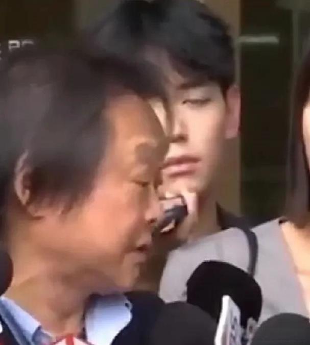 民进党立委王世坚接受采访时被媒体提问：“周玉蔻说这一次民进党让徐国勇出任民进党秘