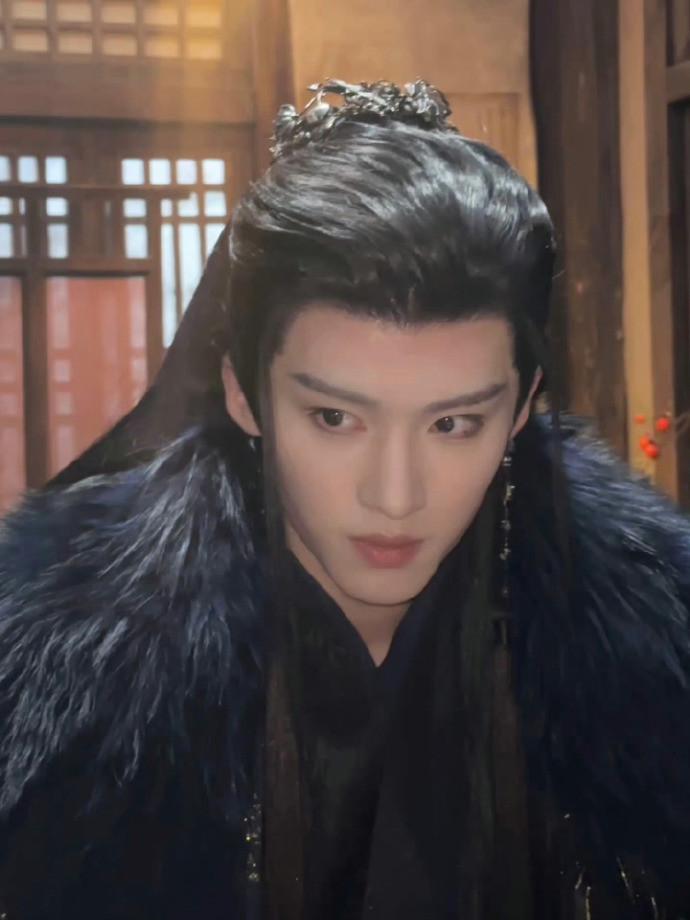 终于轮到闫桉上桌了终于等到闫桉上桌大放异彩！新剧中他古装造型太有感觉，金冠束发