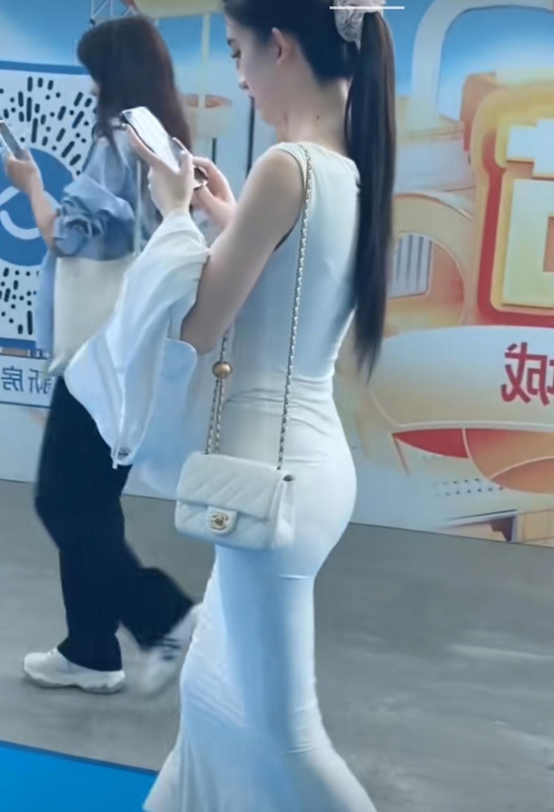 街头上的气质美女穿的也很好看