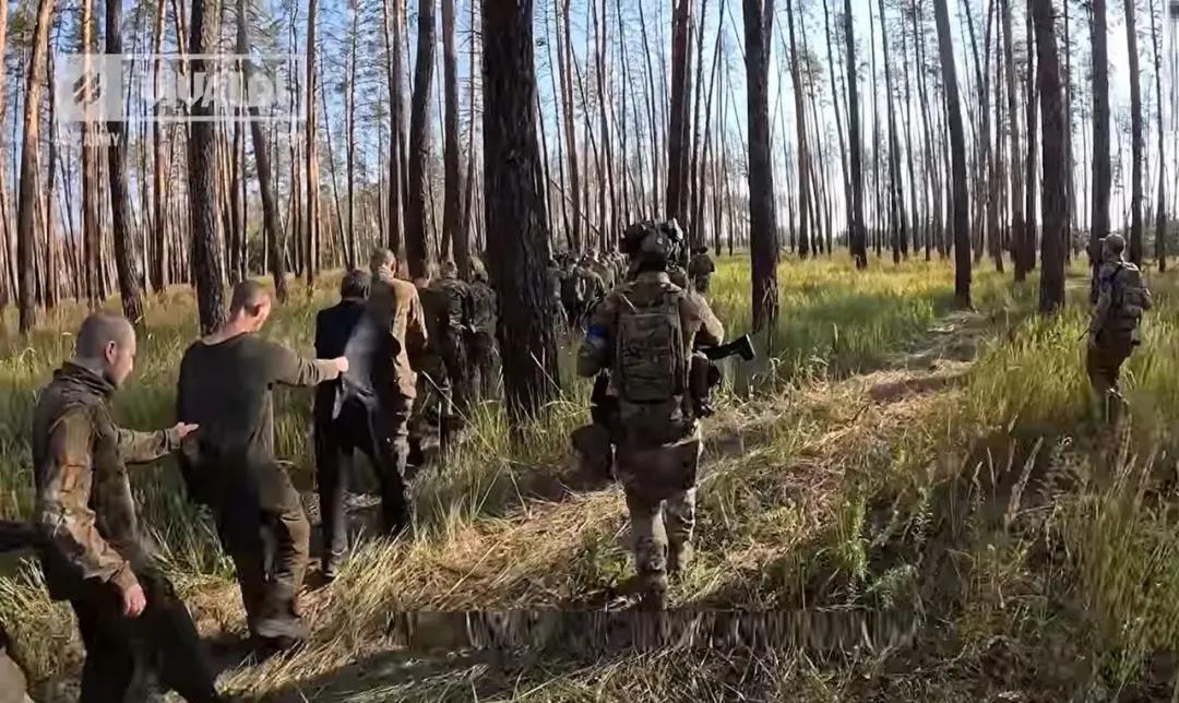 这绝对是近期俄乌战场上最打脸的一幕，俄军吹嘘许久的战线优势彻底崩盘了，精心部署的