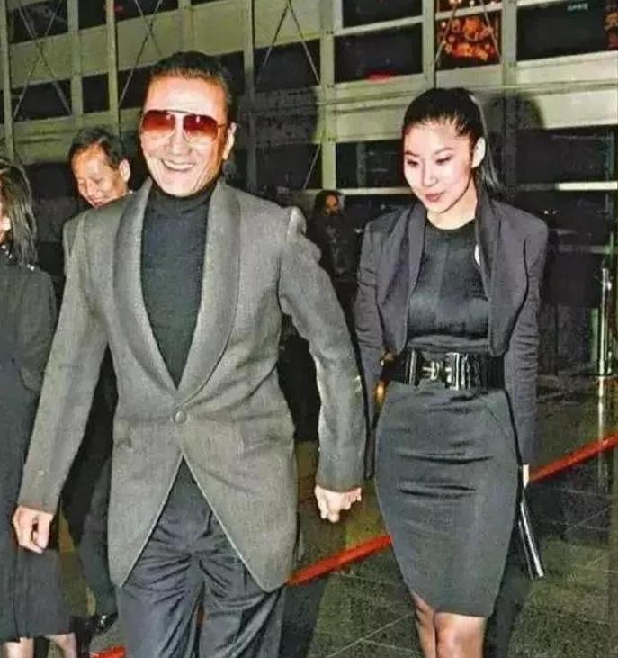 1985年，谢贤欠下了1600万赌债，被逼债，走投无路，妻子狄波拉经谢贤同意后，