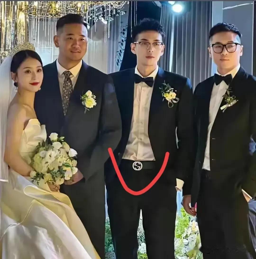 这新郎也忒不会找伴郎了吧。新郎结婚，找发小给自己做伴郎，在婚礼上，新郎新娘和两个