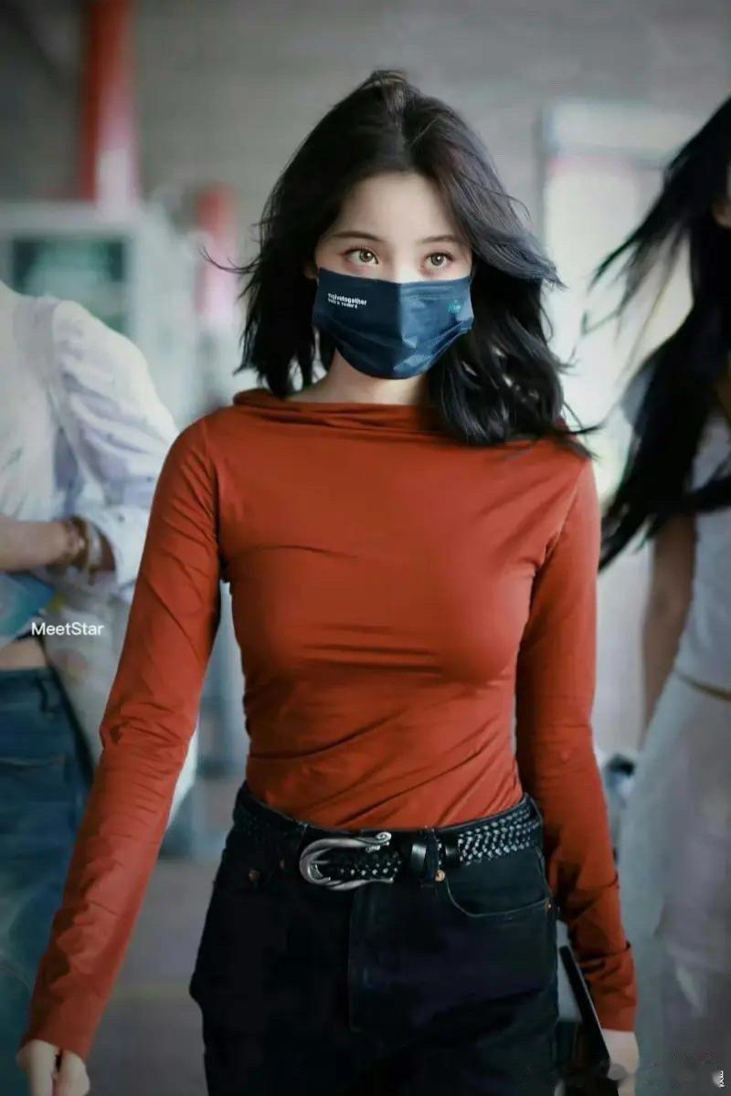 欧阳娜娜身材线条也太绝了，前凸后翘超有曲线感，少女感和女人味平衡得刚刚好～