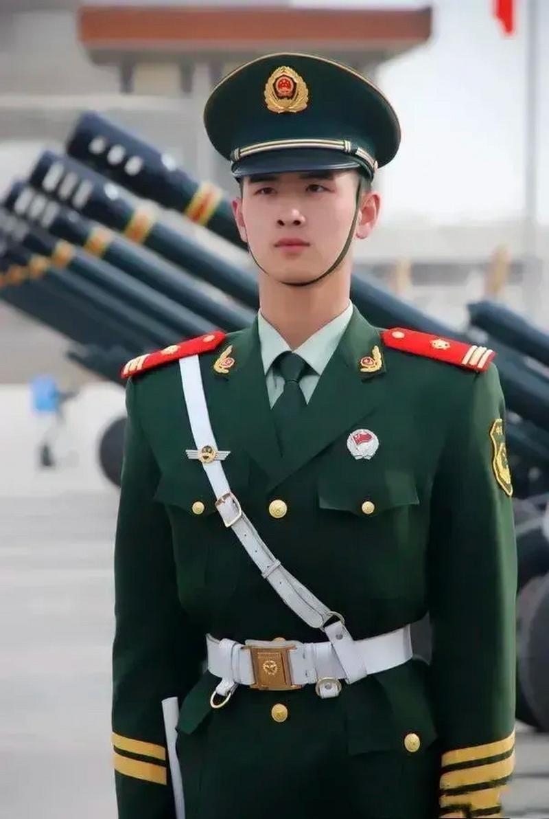 有个朋友在西藏快退伍了，面临两难：150万安置费和每月8200元稳定工作。我给他