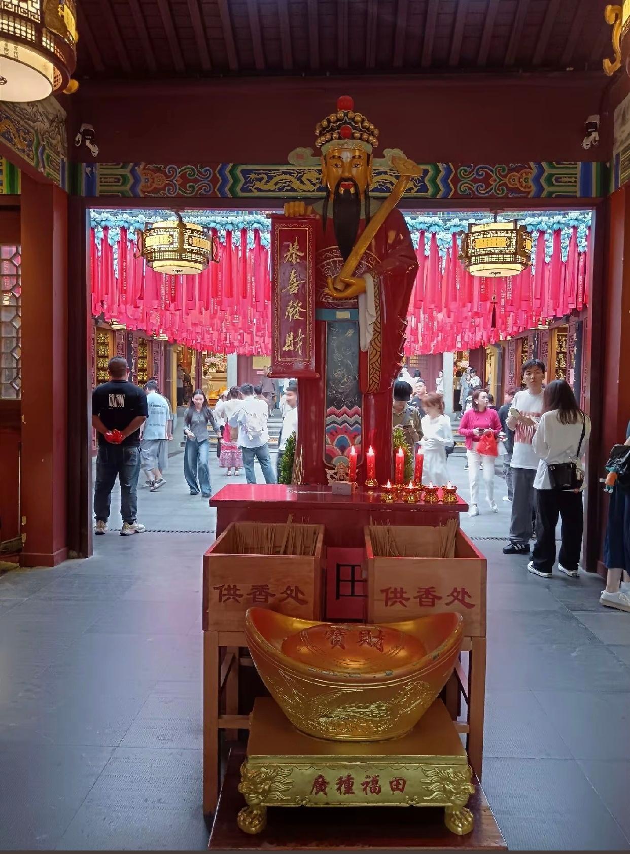 礼赞财神爷，近期财运亨通，万事如意，心想事成，福禄临门。​​​