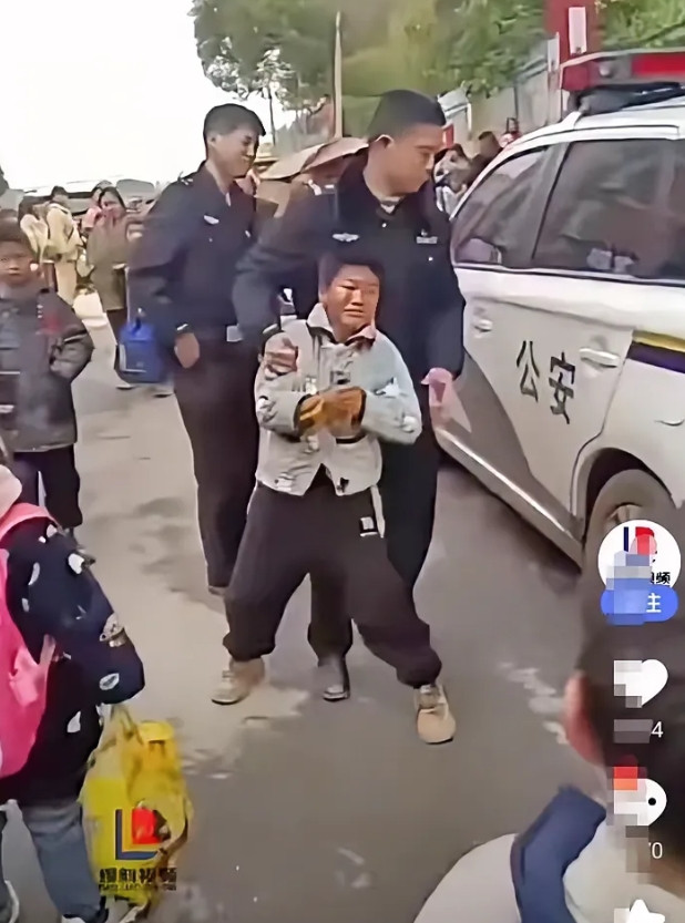 岁男孩校门口被铐上警车！真相竟是手机游戏惹的祸？监控拍下揪心画面：3月12日早