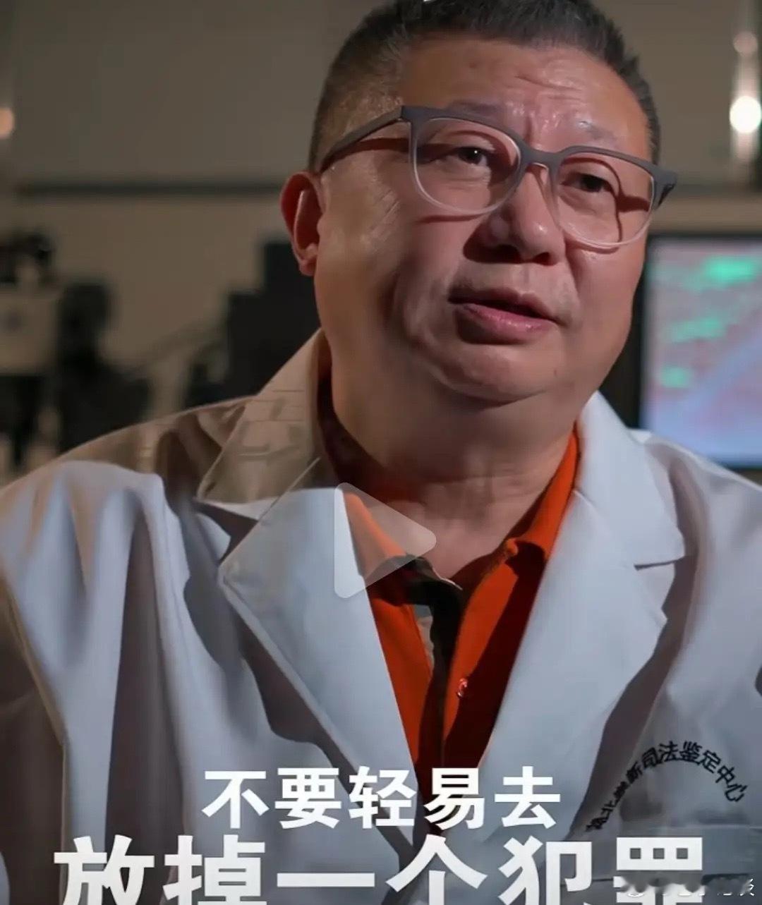 负责对小洛熙进行尸检的是法医刘良，在刘医生发布的最新视频中采用了光良的《童话》的