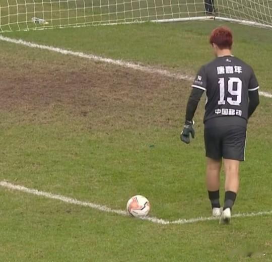 永门神唐嘉年唐嘉年站在球永州足球队门前像一柄淬过火的剑守着永州队的球门