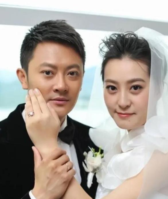 2015年，印小天花了400万元娶的老婆哈琳娜，直到孩子出生后，才发现自