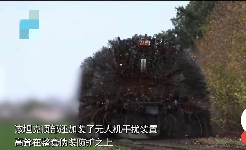 俄罗斯前线坦克兵的想象力已经到极限了！俄罗斯坦克都被无人机吓成刺猬了！导致百公