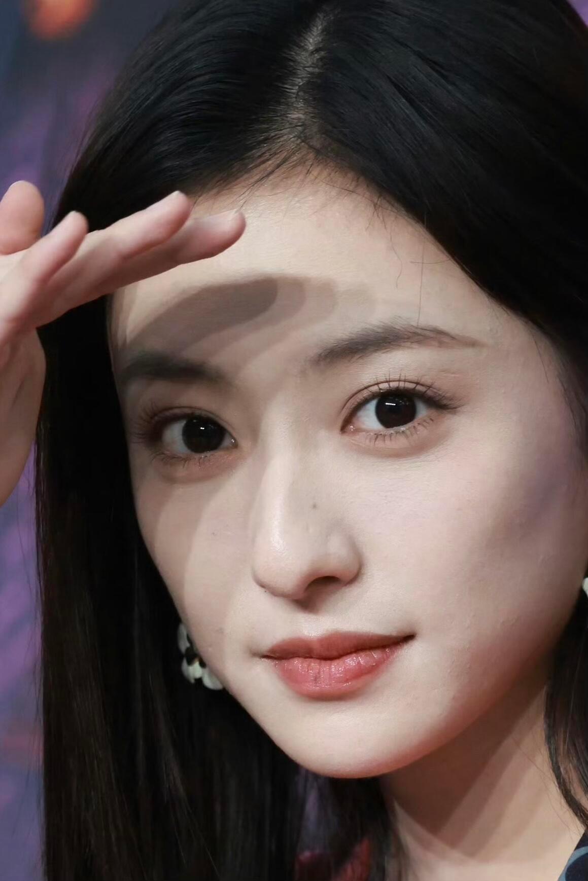 个人认为哈世界上要是有一张认可度最高的美女脸那一定是胡连馨…