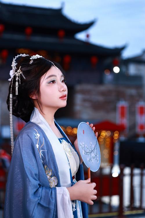 ，求下联（平台提供）我的创意下联可以是：1、娇姿妩媚惊鸿影🤛玉骨清寒