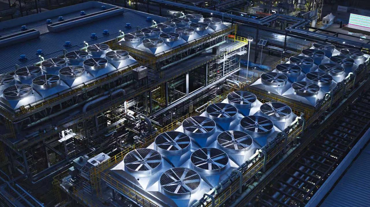 世界还没意识到一个变化正在发生。最近国际能源市场不太平，油价波动，中东局势紧