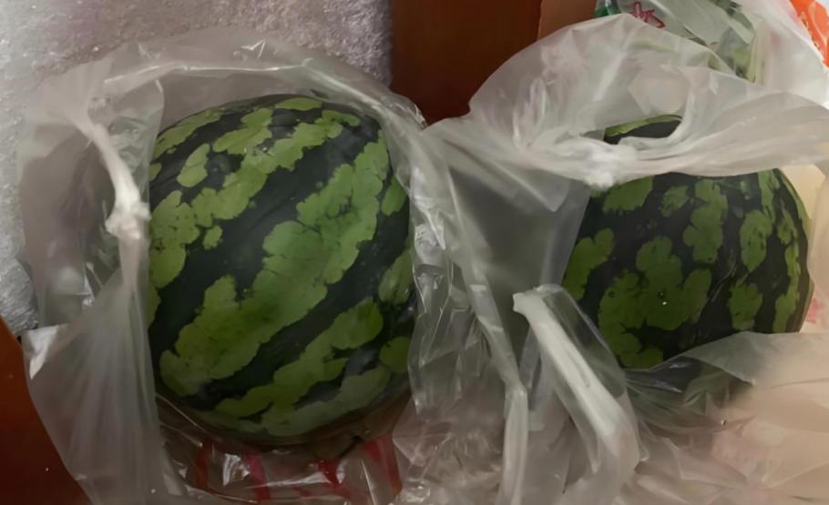 昆明一大学女生买西瓜回宿舍和室友分着吃，结果刀还没落下，几个人就发现西瓜上有个奇