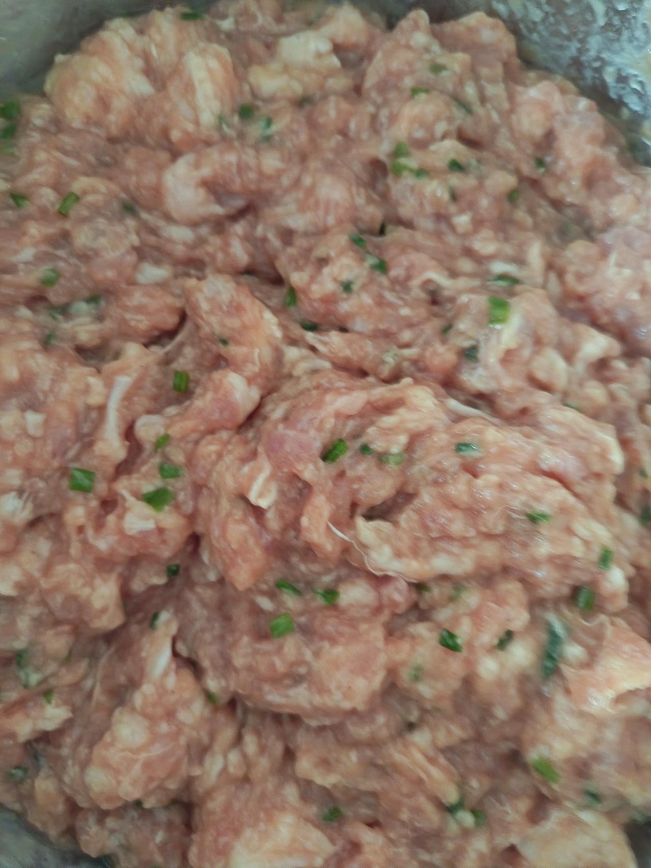 虽然包的不太好看，但是包馄饨包饺子快多了，大概一个小时左右，3斤皮的馄饨就包好了