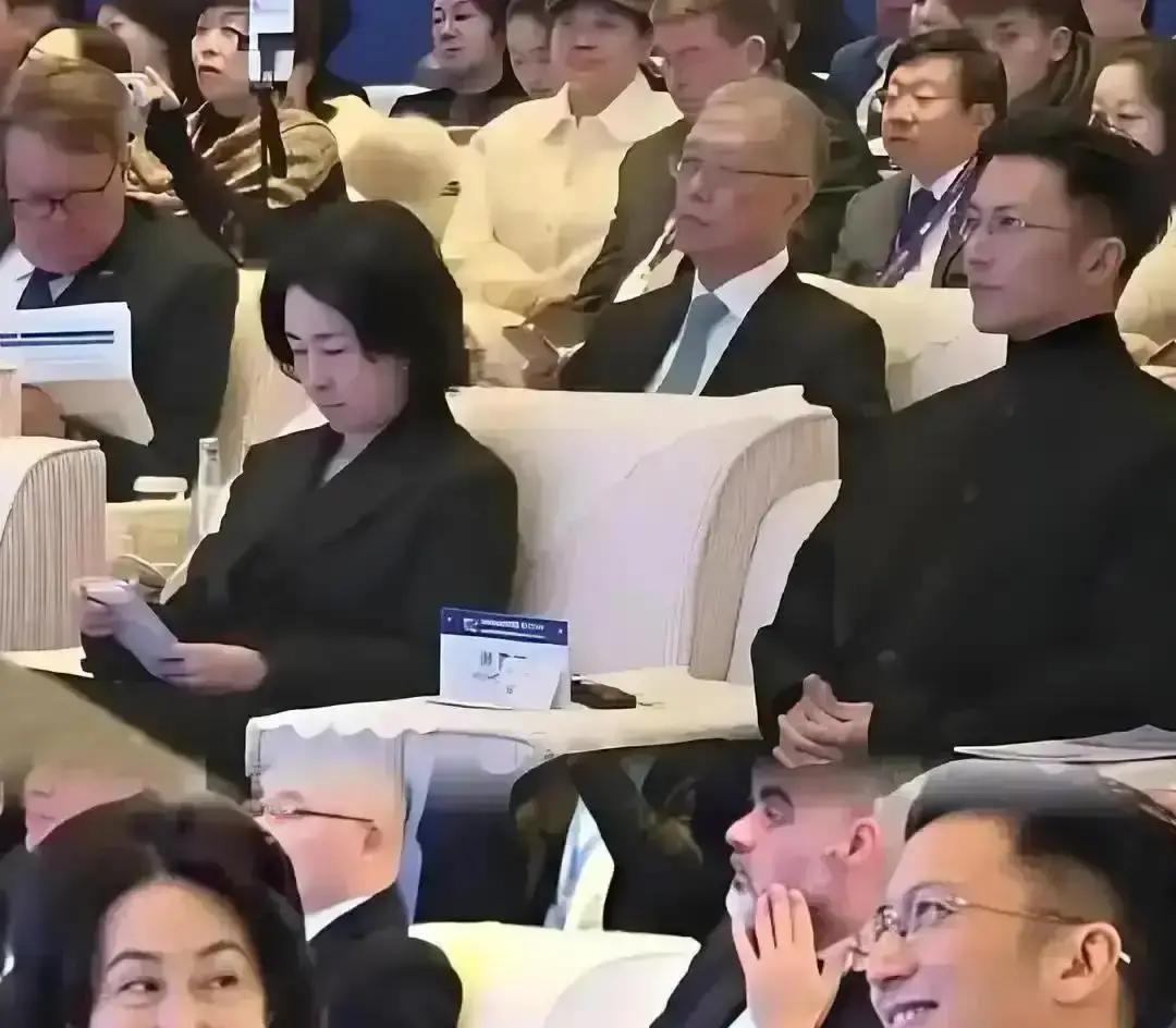 谢霆锋在达沃斯讲完自家预制菜一年卖15亿，还拿了欧盟双证，刚下台就被何超琼截住。