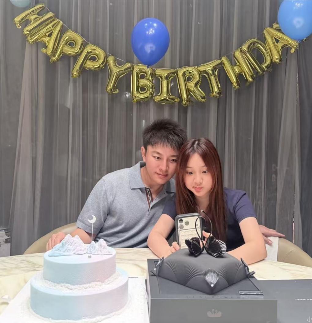 贾乃亮和女儿甜馨一起庆祝42岁生日，父女俩一起制作蛋糕，还一起手机自拍，关系看起