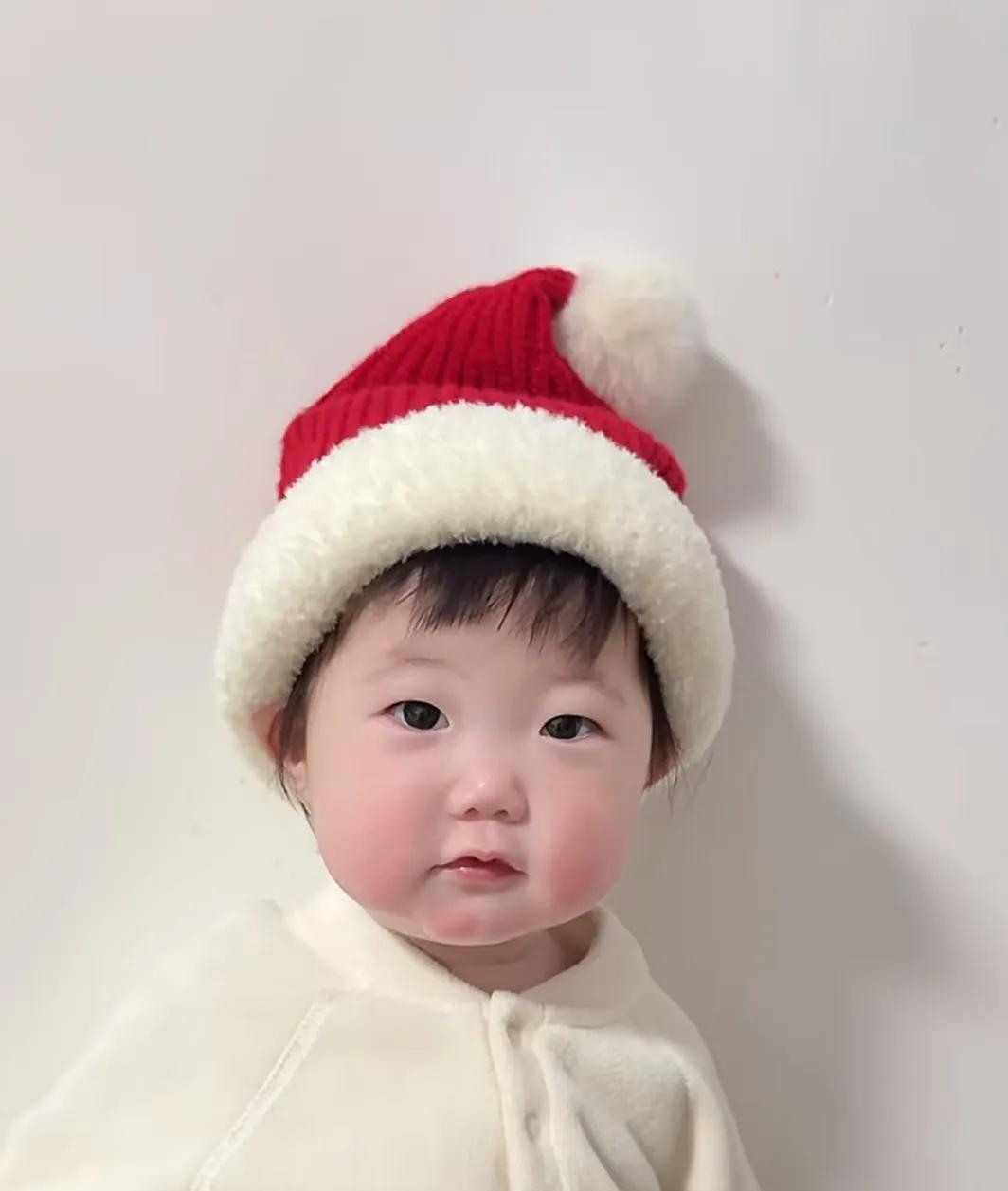 大声说出来，她像谁？这个小孩儿呀，胖嘟嘟，白皙皙，但这不是小时候的孙颖莎哦，只