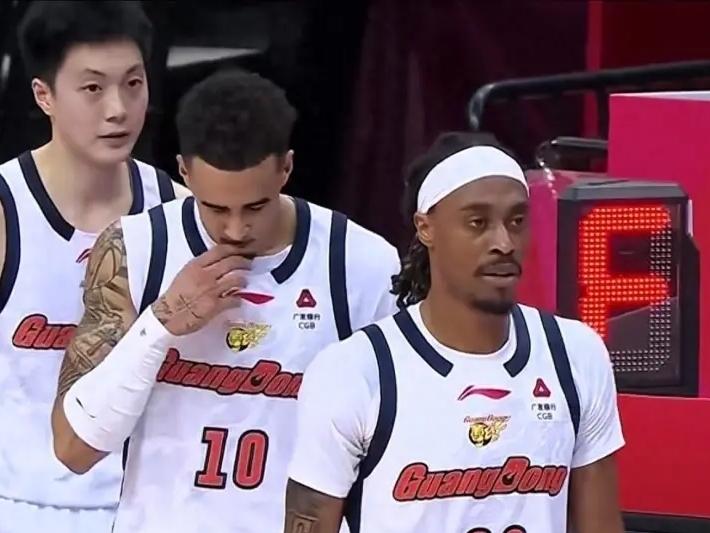 CBA最新消息：据知名篮球自媒体人海jun的蓝发文点评道：“本来以为宏远三连败结