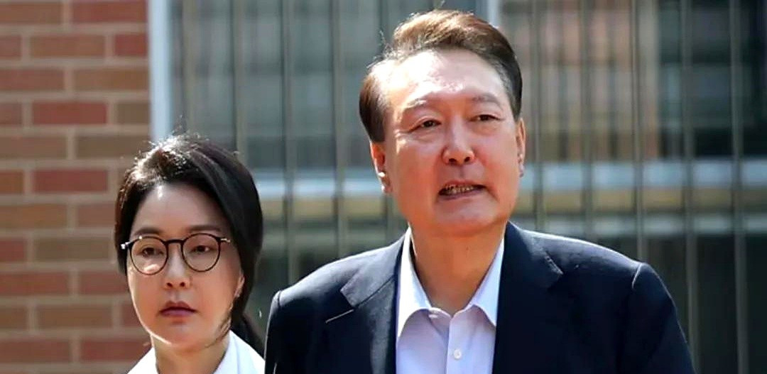 政治夫妇不牵手了---看着尹总统和夫人出现在投票所，那一
