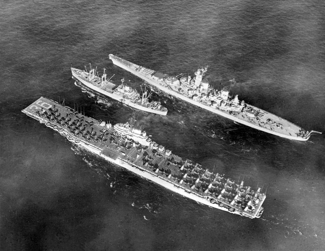 1952年与航母同行的“威斯康星”号战列舰1952年2月8日，参加朝鲜战争的B