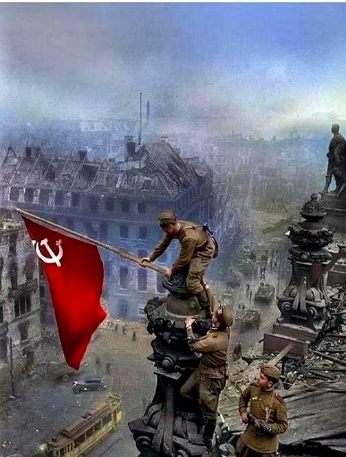 1945年，苏联红军跨过边境，说是帮中国打日本。仗确实打了，日军也确实败了，可东
