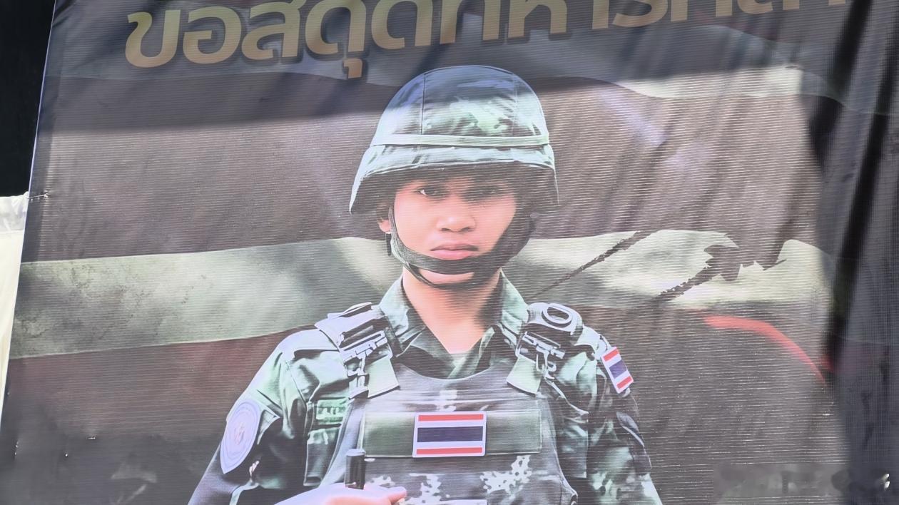 12月16日，这个泰国士兵在争夺代号350高度的要地时阵亡，昨天被授予泰国皇家荣