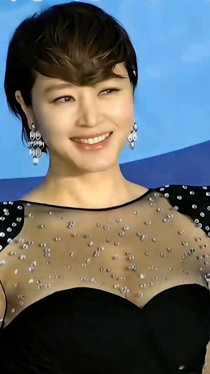 金惠秀这身黑色礼服太出彩了。利落短发气场十足，透视纱裙点缀碎钻，优雅又大方。入