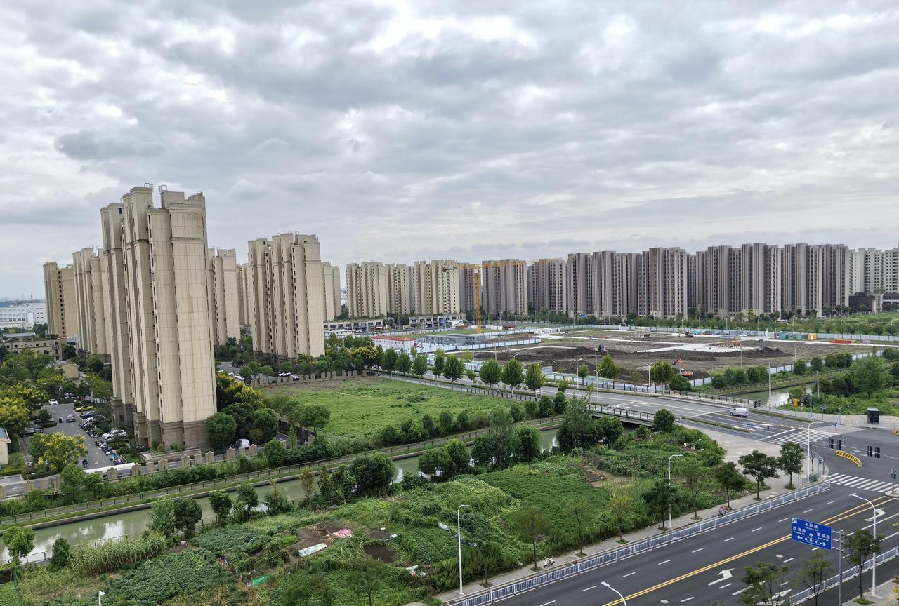 今天，我到上海松江车墩镇探望朋友。这里，有许多新建的住宅小区。据说，这里的居民，