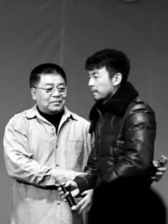 演员雷佳音说：我14岁就长到了1米79，那时候太叛逆了，在操场上支锅涮羊肉，早恋
