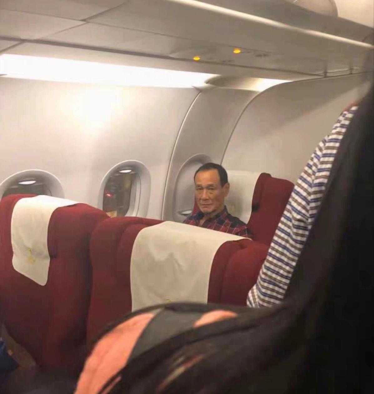 他的眼神有点杀气，感觉不是普通人，好像在哪见过，就是说不上来。😂😂