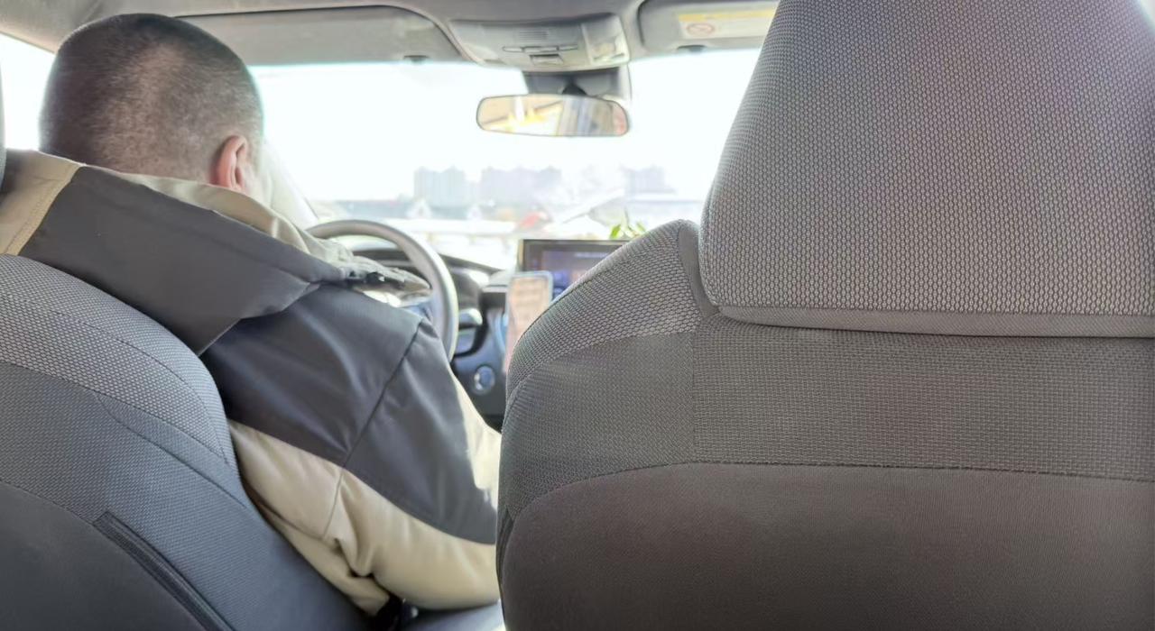 打了辆丰田雷凌双擎，司机用的是旗妙出行平台，车是租来的，一个月租金4800元，一