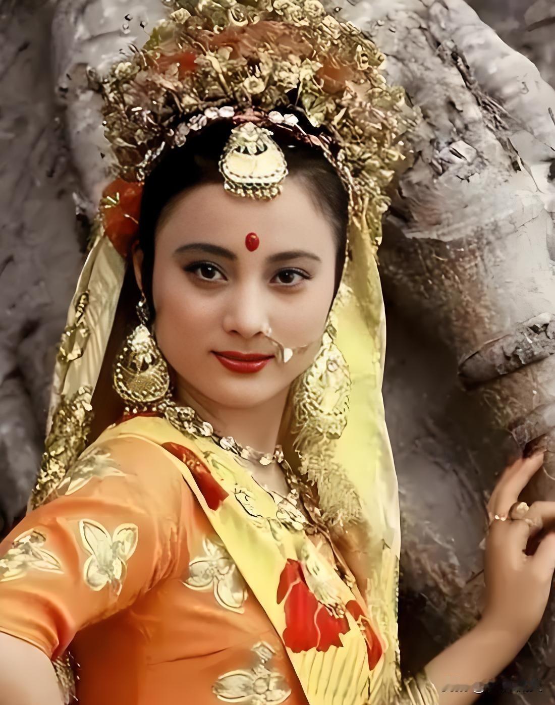 1997年，甜歌皇后李玲玉与犹太富商杰瑞步入婚姻殿堂。新婚夜的一句玩笑，藏着她对