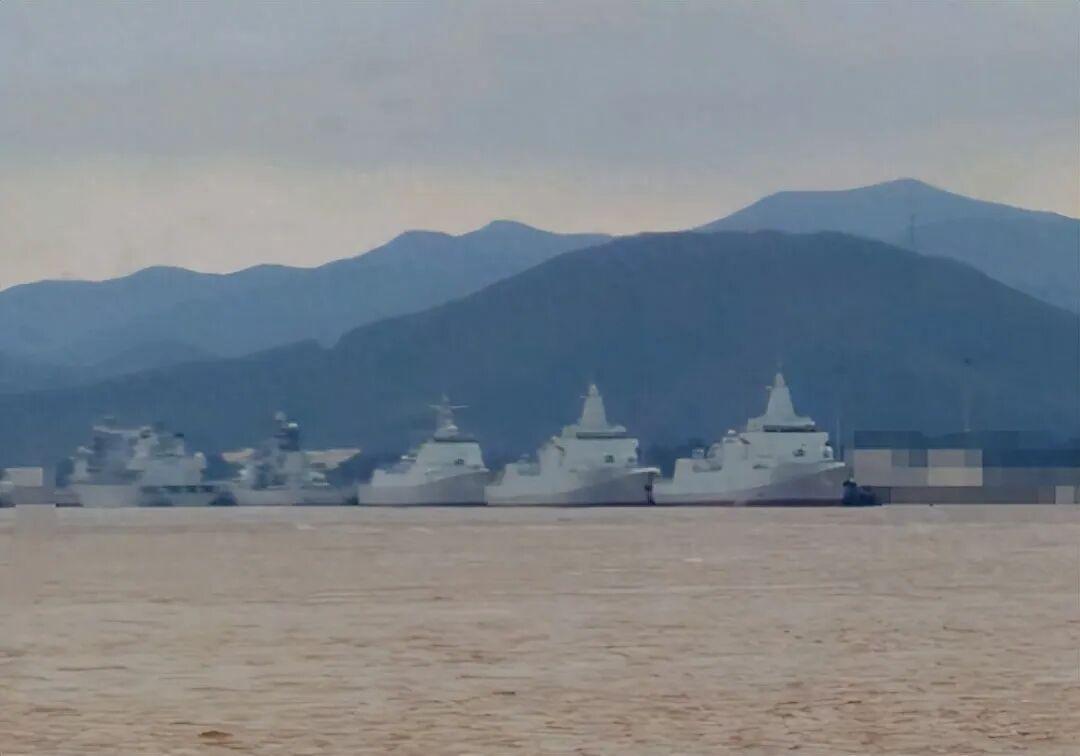 终于实锤了！055大驱加入东部战区海军，2艘055大驱停靠军港码头，舷号清晰可