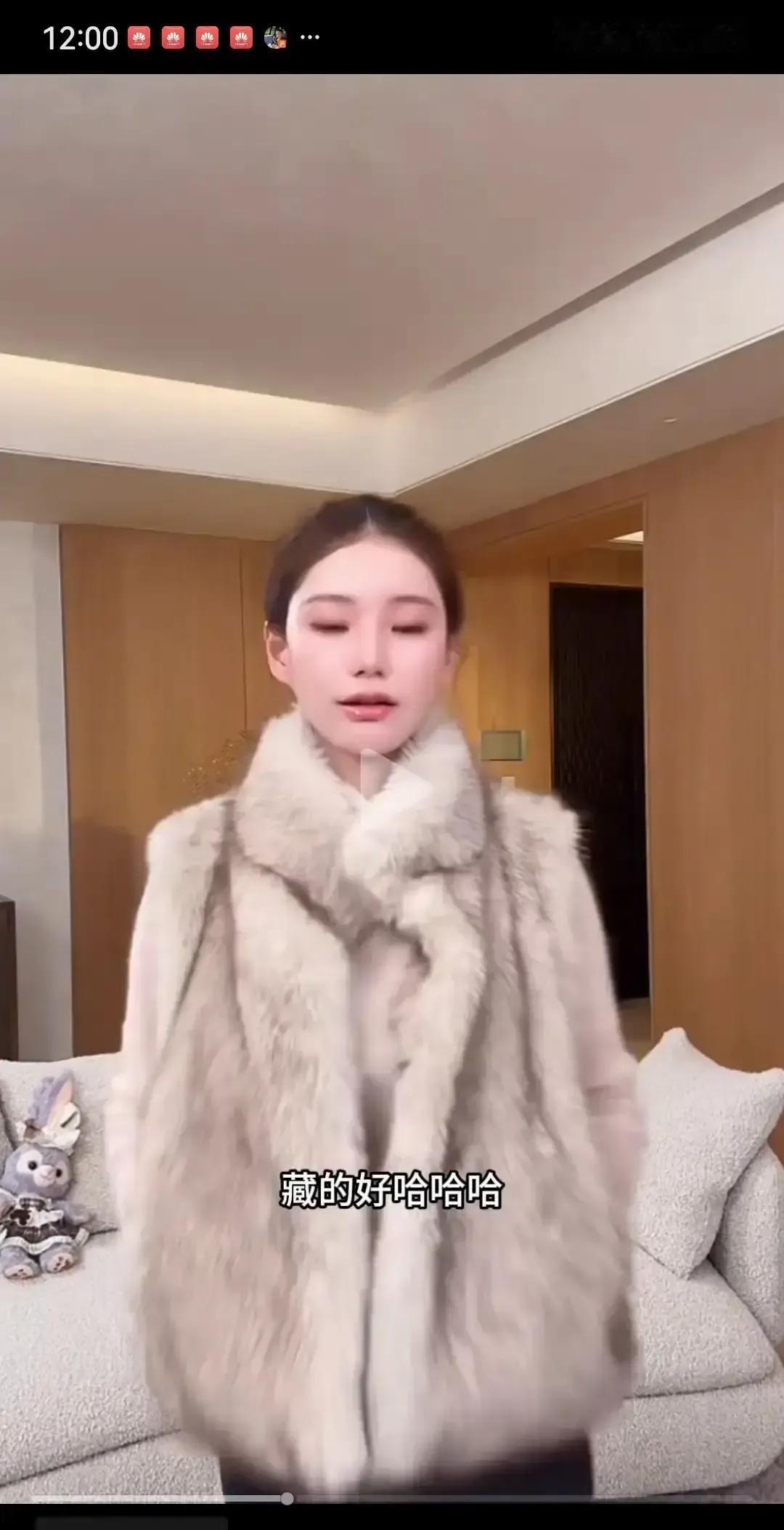 马筱梅挺着六个月孕肚直播卖风衣，突然把外套一掀，又转身扣上，肚子瞬间“消失”她边