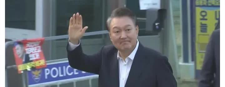韩国前总统今天凌晨被逮捕……随着韩国的紧急戒严令，尹锡悦前总统今天凌晨被捕。